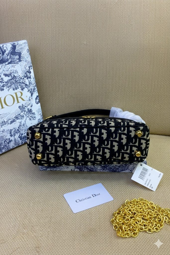 Dior 30 Montaigne East-West Shoulder Bag – Dior Oblique Jacquard