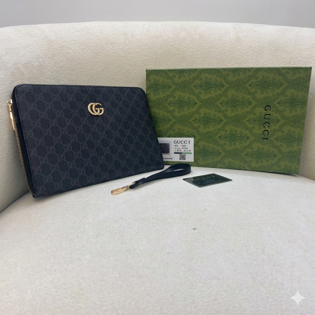 Gucci GG Supreme Zip Clutch