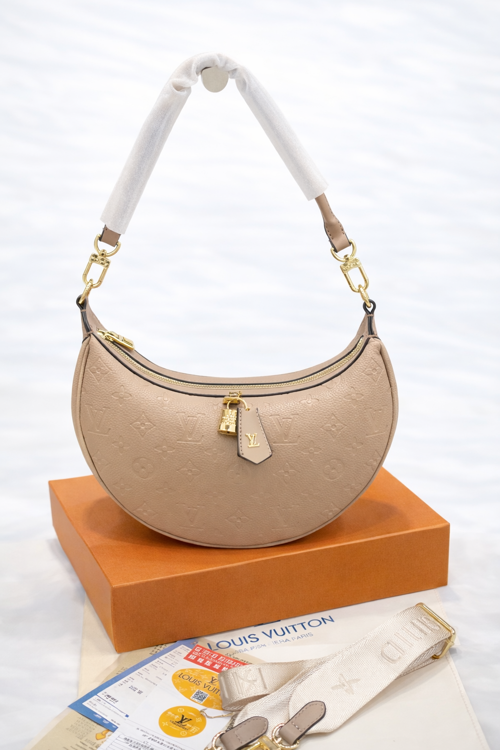 Lo-uis Vuitton Loop Bag